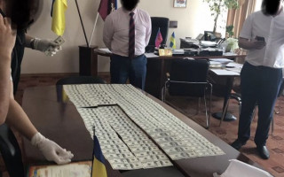 В Хмельницкой области глава РГА был пойман на взятке в $15700