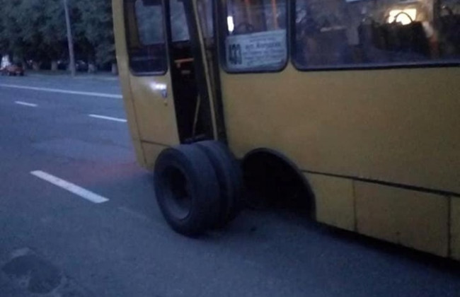 В Киеве у маршрутки на ходу отлетели колеса