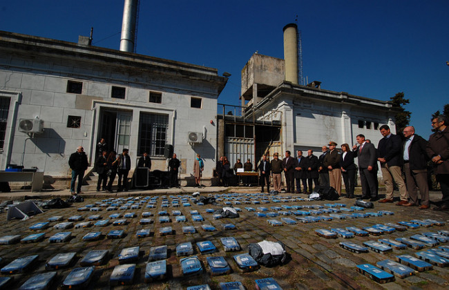 В Аргентине сожгли кокаин, найденный в посольстве России