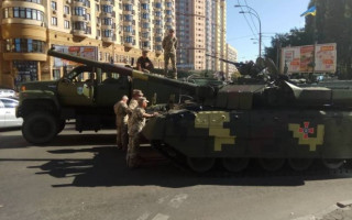 В центре Киева заглох танк: появились фото и видео
