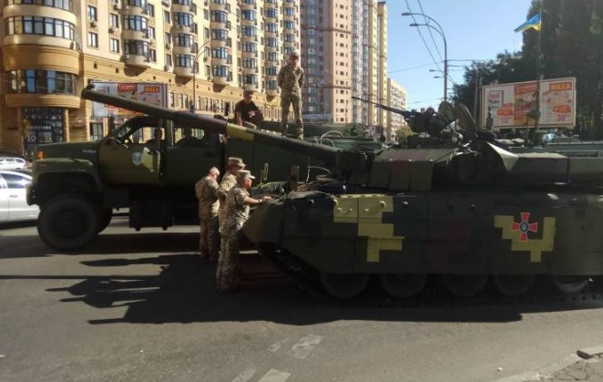 В центре Киева заглох танк: появились фото и видео