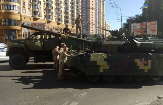 В центре Киева заглох танк: появились фото и видео