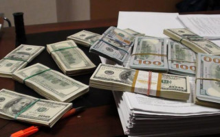 Суд отменил арест $104 тысяч, изъятых в кабинете сотрудника главка полиции Киева