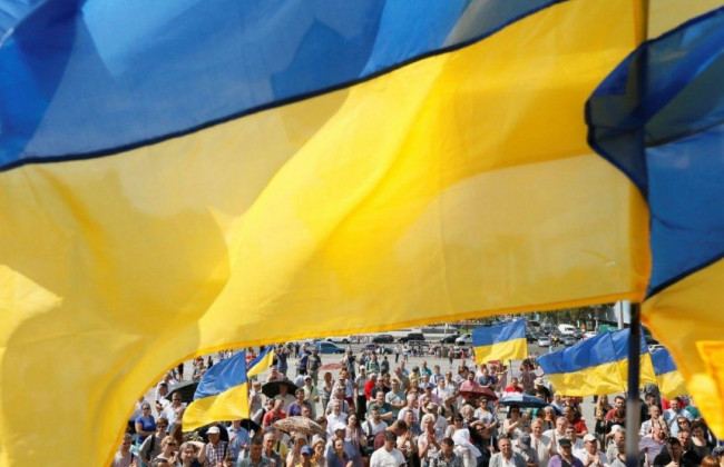 В Днепре в честь праздника подняли самый большой флаг