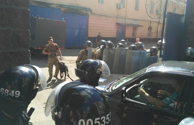 Бунт в Лукьяновском СИЗО: тюремщики снабжали заключенных запрещенными предметами