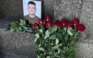 Порошенко посмертно наградил орденом убитого в Харькове полицейского