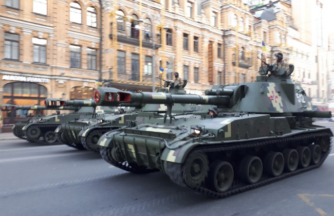 Броня крепка: в соцсетях спорят о параде в День Независимости