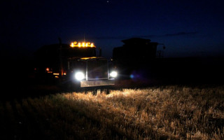 Под Черниговом комбайн сбил 17-летнюю девушку: все подробности