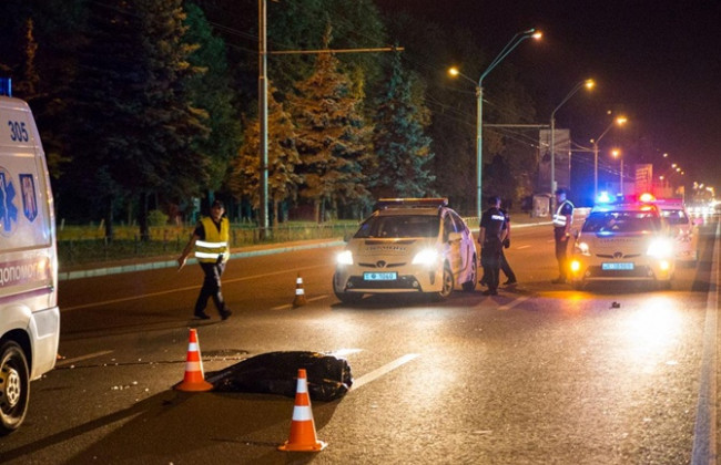 В Киеве две машины переехали человека: жуткое видео