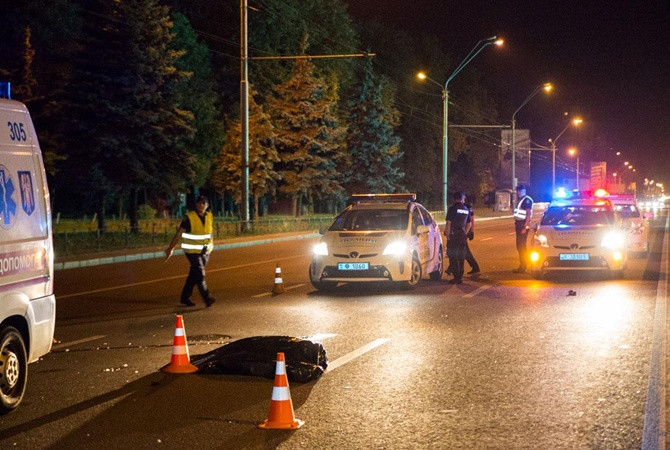 В Киеве две машины переехали человека: жуткое видео