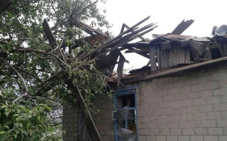 На Луганщие снарядом разнесло дом, погиб мирный житель