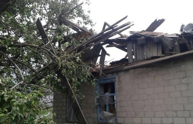 На Луганщие снарядом разнесло дом, погиб мирный житель