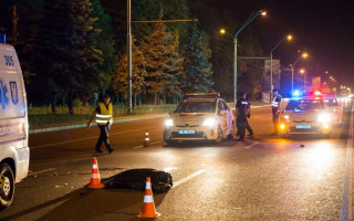 В Киеве две машины переехали человека: жуткое видео