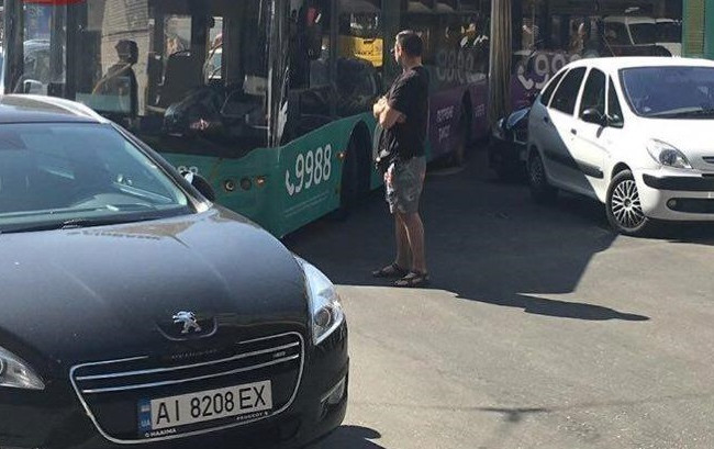 Заблокировал движение: киевлян разозлил «герой парковки»