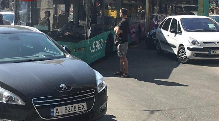 Заблокировал движение: киевлян разозлил «герой парковки»