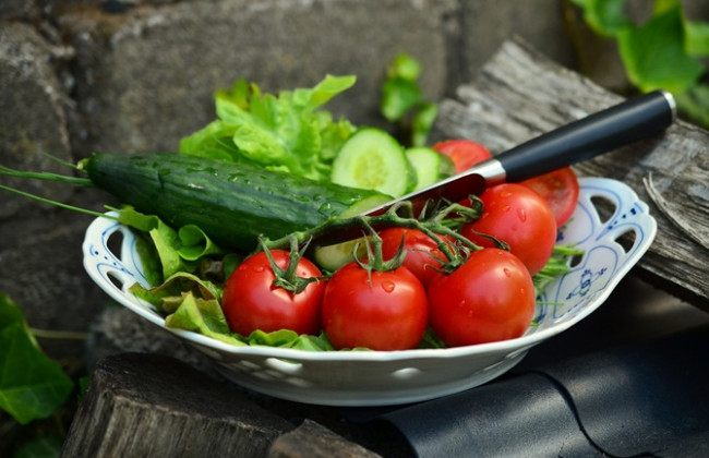 Врачи рассказали, почему нельзя смешивать огурцы и помидоры