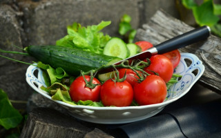 Врачи рассказали, почему нельзя смешивать огурцы и помидоры