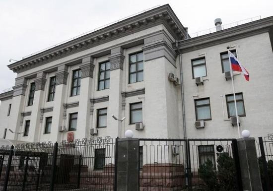 В Киеве атаковали консульство России: детали инцидента