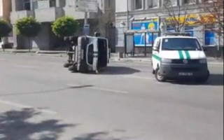 В Киеве перевернулся инкассаторский фургон: есть пострадавший