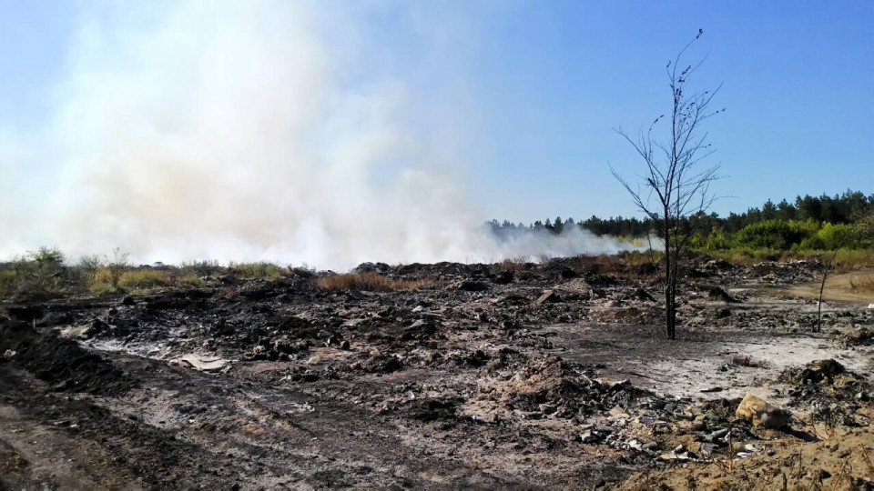 Масштабный пожар под Харьковом: спасатели тушат загоревшуюся свалку