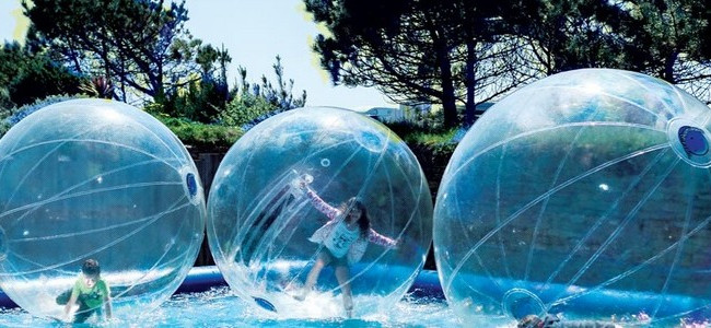 В Днепре девочка чуть не утонула в водном шаре