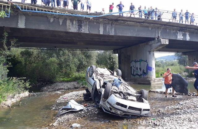 Во Львовской области автомобиль упал с моста: пострадал ребенок