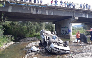 Во Львовской области автомобиль упал с моста: пострадал ребенок