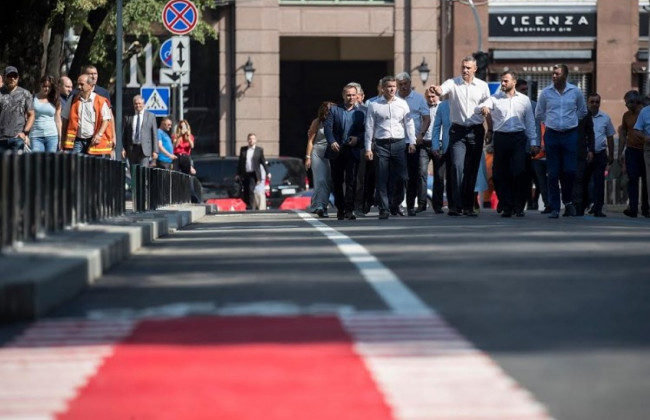 В Киеве после капитального ремонта открыли улицу для транспорта