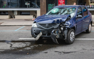 В Киеве таксист уснул за рулем: автомобиль врезался в рекламный щит