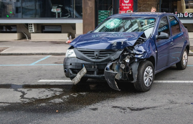 В Киеве таксист уснул за рулем: автомобиль врезался в рекламный щит