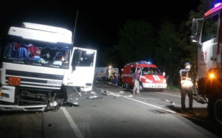 Жуткое ДТП под Львовом: столкнулись грузовик и легковушка