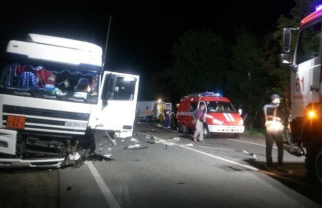 Жуткое ДТП под Львовом: столкнулись грузовик и легковушка