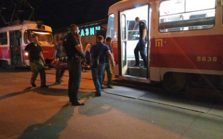 Две смерти за вечер: в Киеве умерли пассажиры в трамвае и на вокзале