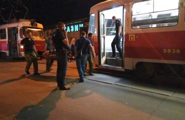 Две смерти за вечер: в Киеве умерли пассажиры в трамвае и на вокзале