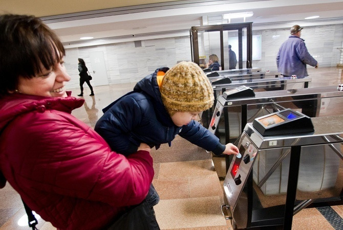 В Киевском метрополитене напомнили, что еще не поздно обменять синие жетоны