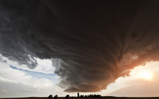 Мощный смерч в оккупированном Крыму: впечатляющее видео