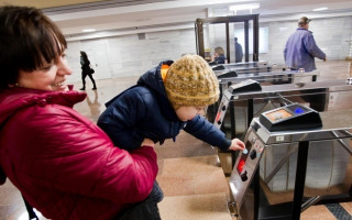 В Киевском метрополитене напомнили, что еще не поздно обменять синие жетоны