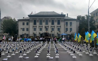 Под зданием посольства России в Киеве появилось «кладбище»