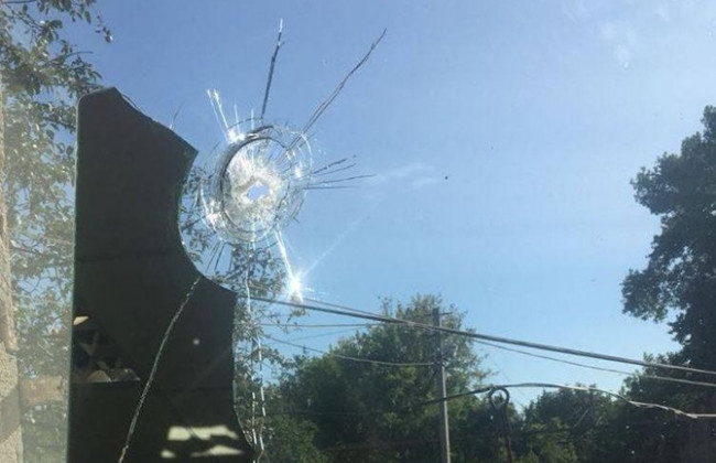 В Донбассе обстреляли детсад, ранена женщина