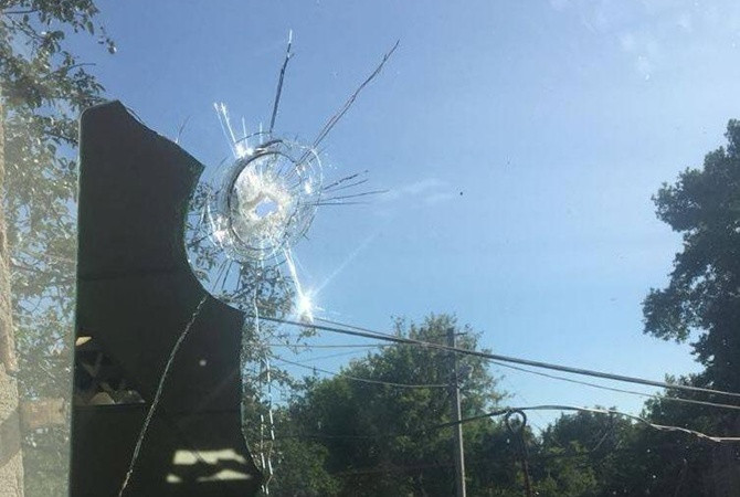 В Донбассе обстреляли детсад, ранена женщина