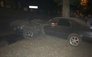 Автомобиль разорвало пополам: в Кривом Роге парень на иномарке влетел в дерево