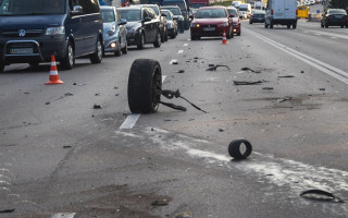 В Киеве отпавшее колесо спровоцировало тройное ДТП, опубликованы фото и видео