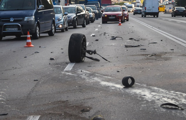 В Киеве отпавшее колесо спровоцировало тройное ДТП, опубликованы фото и видео