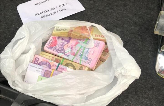 Попались на взятке: киевская прокуратура задержала должностных лиц аэропорта «Борисполь»