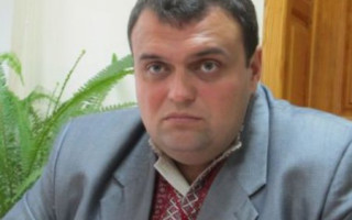 Избили и угрожали оружием: неизвестные напали на депутата в собственном доме
