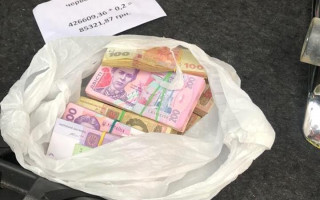 Попались на взятке: киевская прокуратура задержала должностных лиц аэропорта «Борисполь»