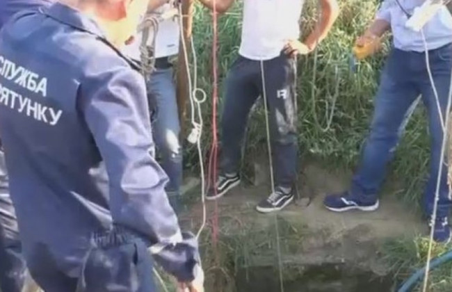 Мужчину засыпало землей во время копания колодца