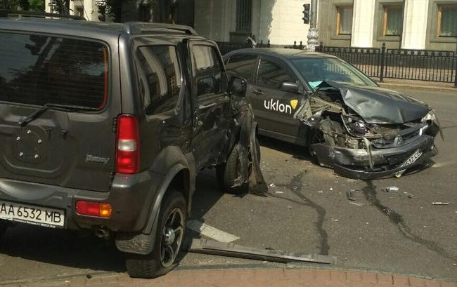 Возле Рады произошло серьезное ДТП: опубликованы фото
