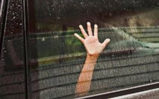 Неизвестные похитили ребенка на глазах у родителей в Киеве