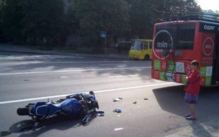 В Киеве мотоцикл «догнал» троллейбус: есть подробности